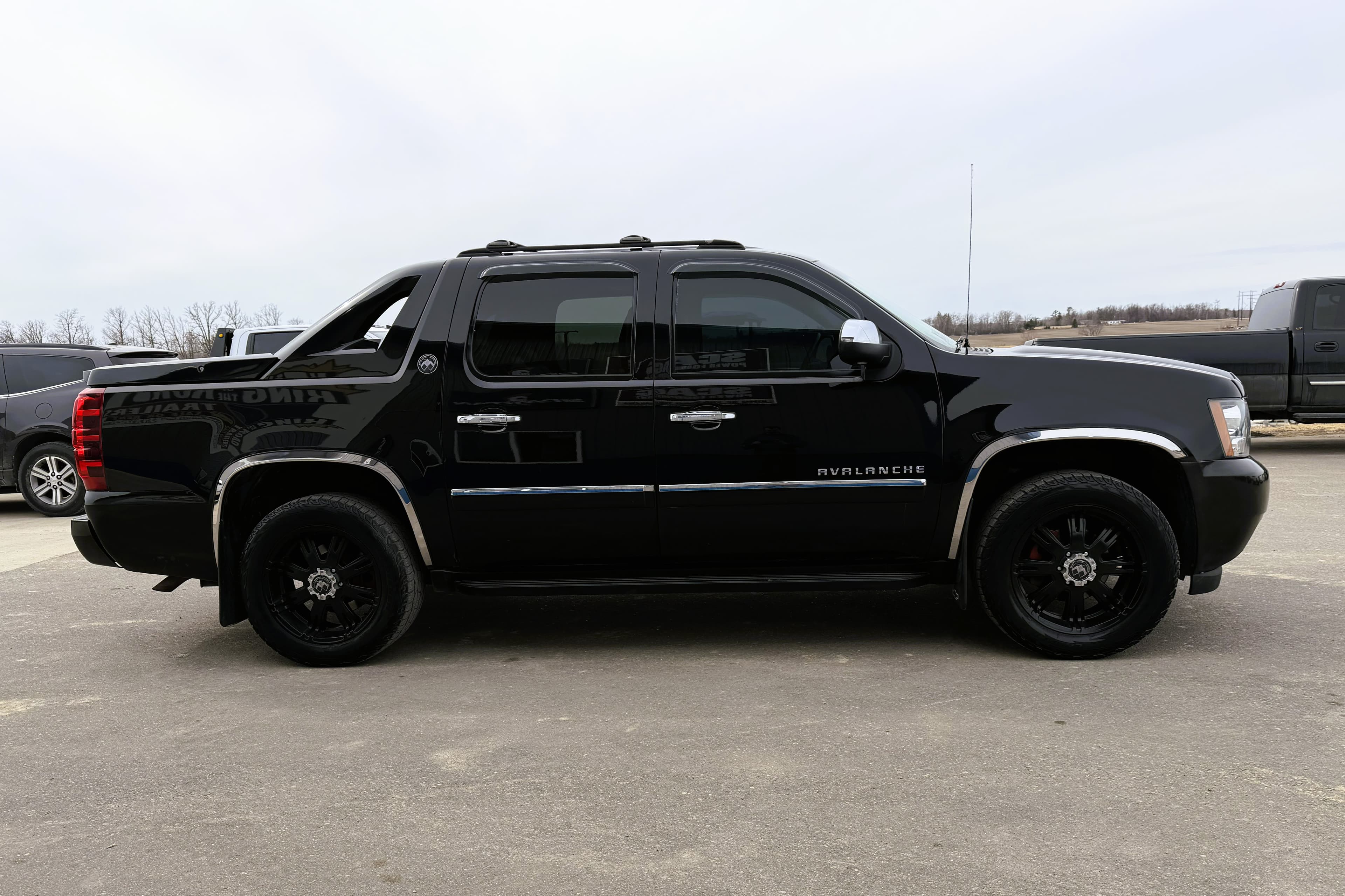 2013 Chevrolet Avalanche view 4