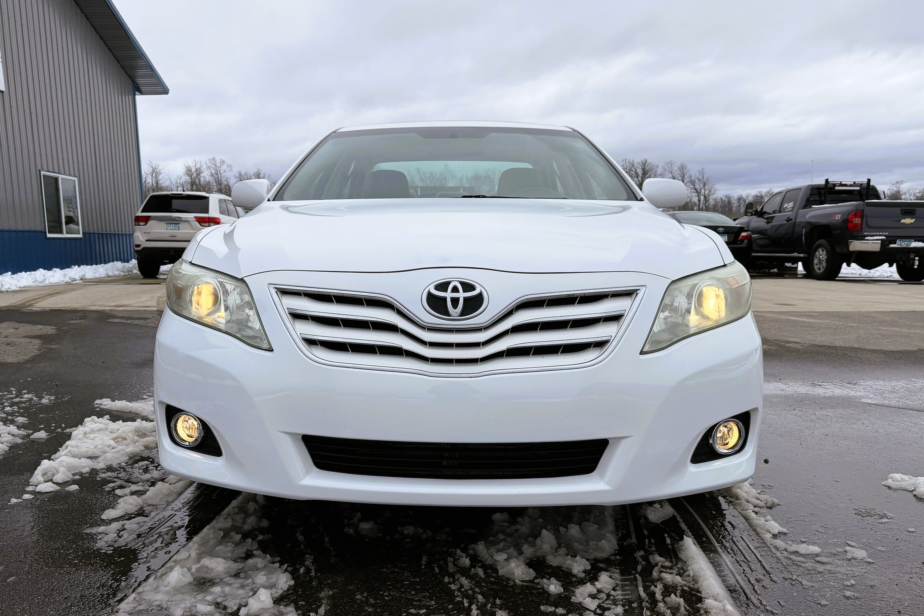 2011 Toyota Camry XLE view 3