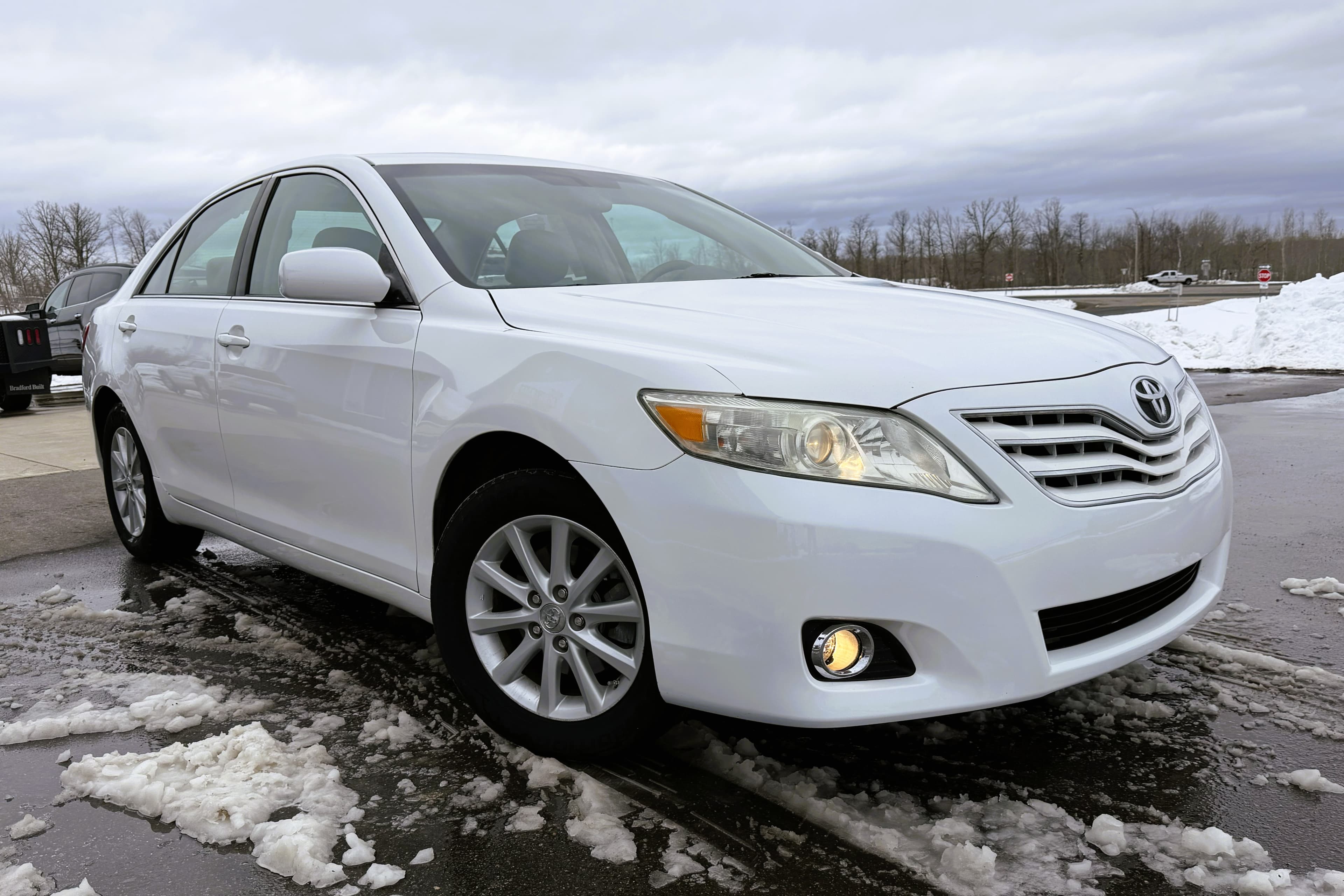 2011 Toyota Camry XLE view 2