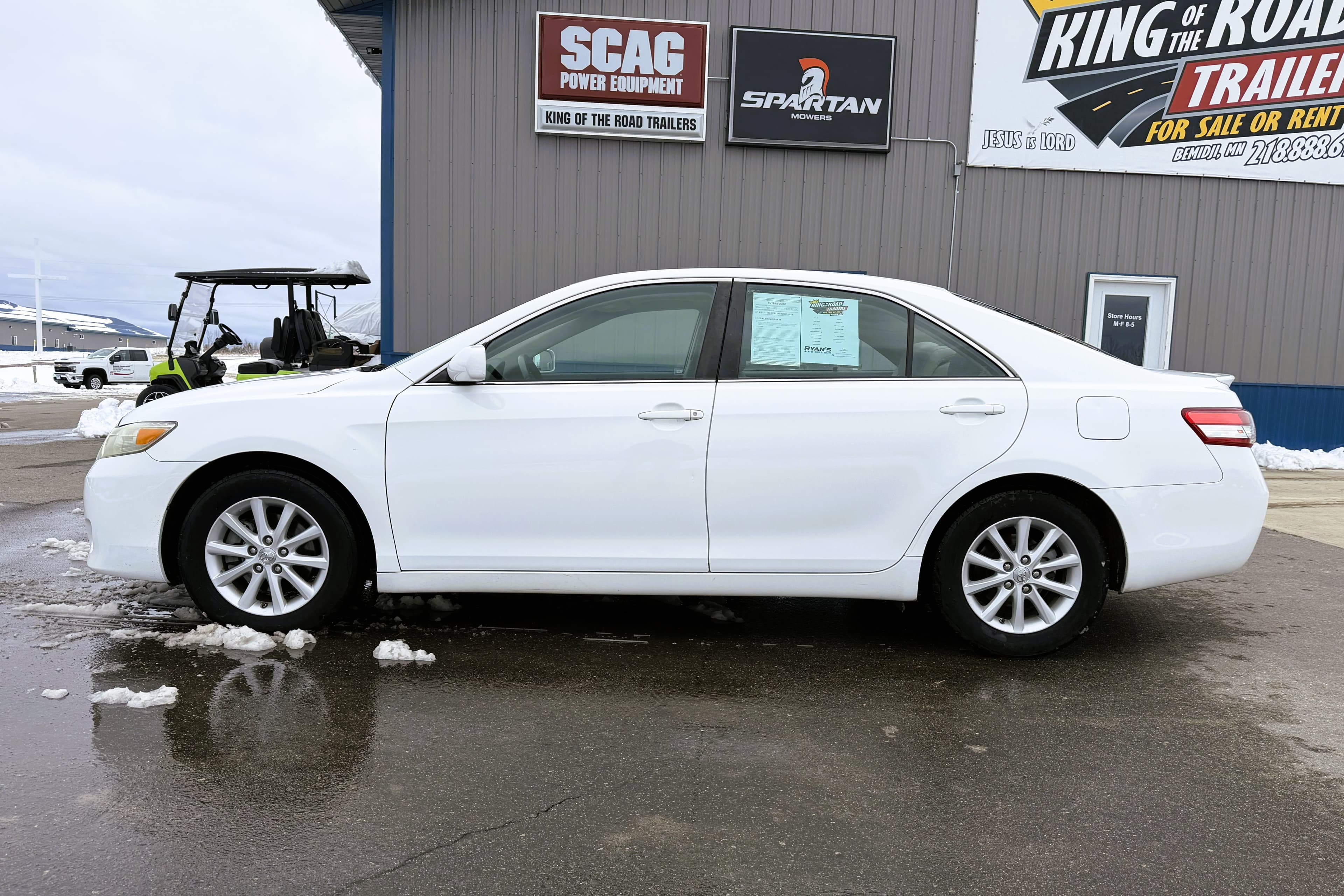 2011 Toyota Camry XLE view 4