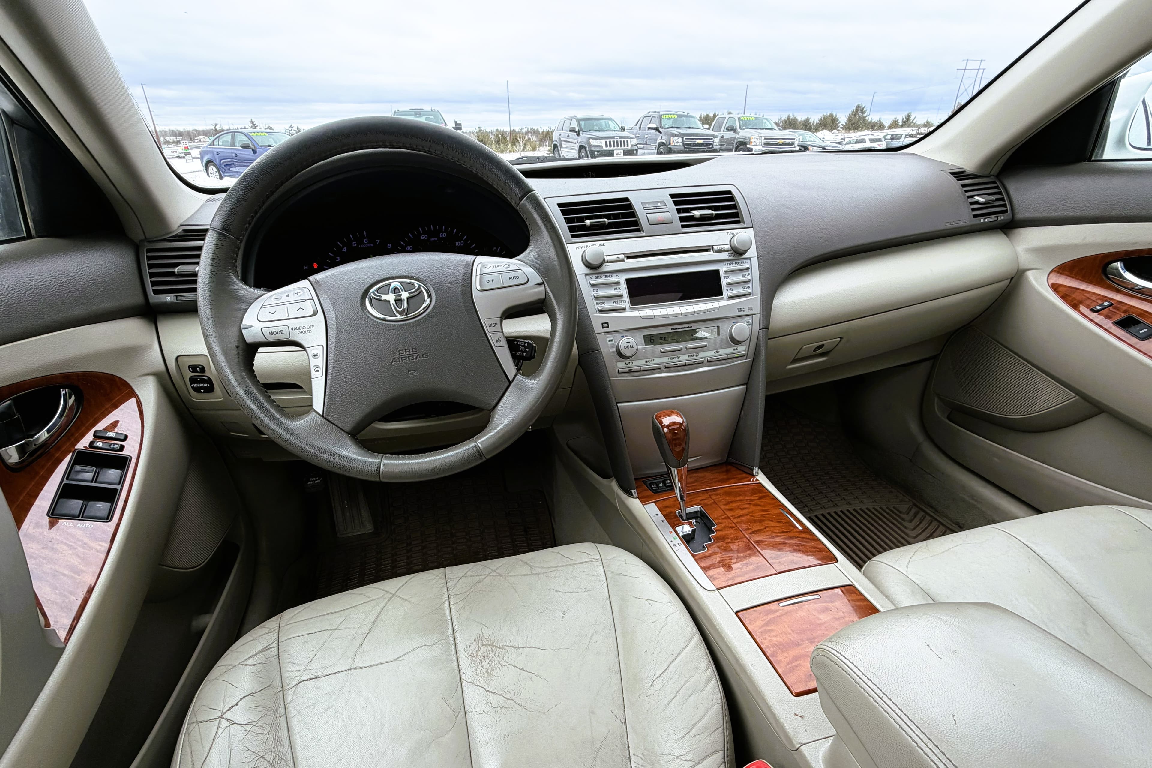 2011 Toyota Camry XLE view 12