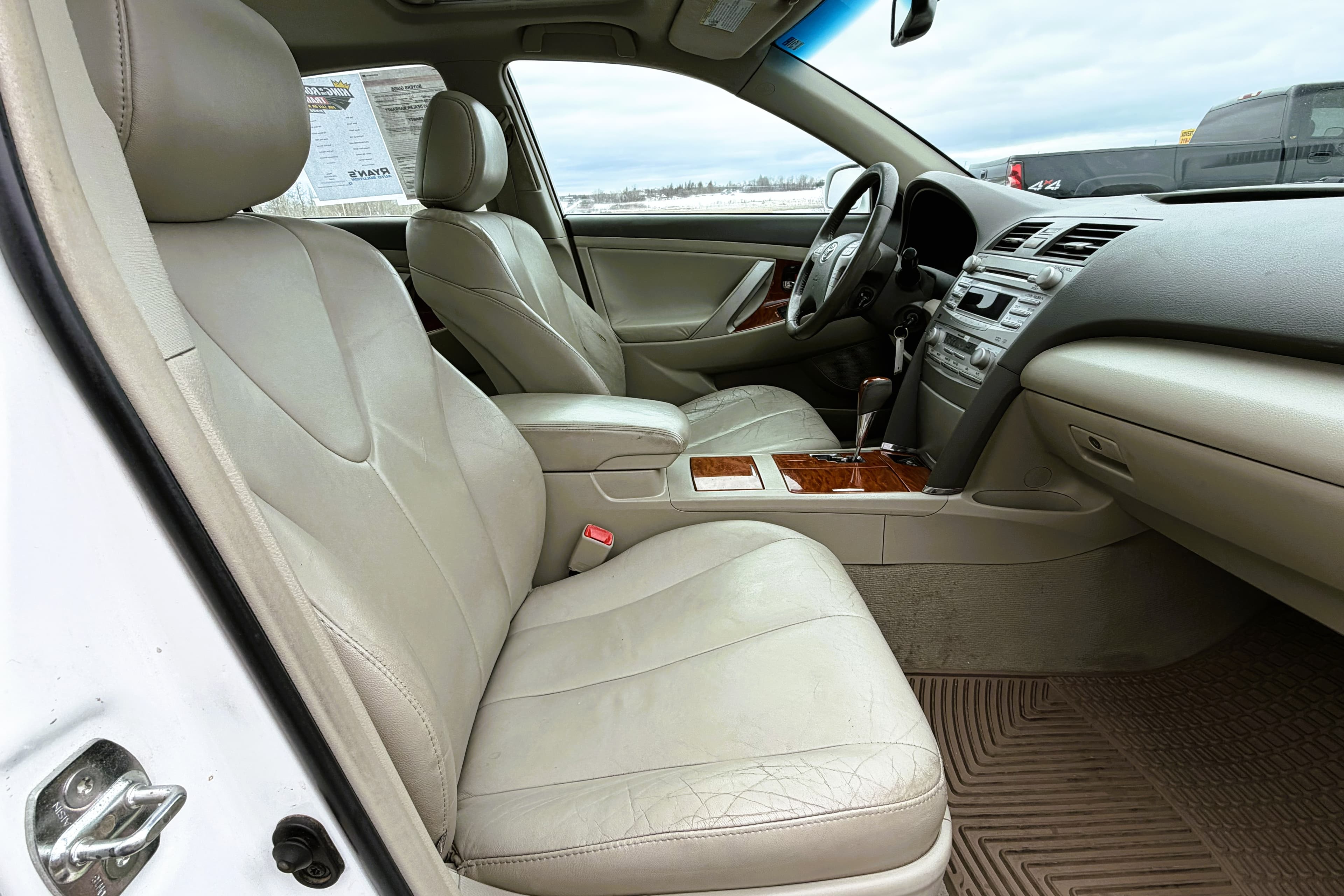 2011 Toyota Camry XLE view 15