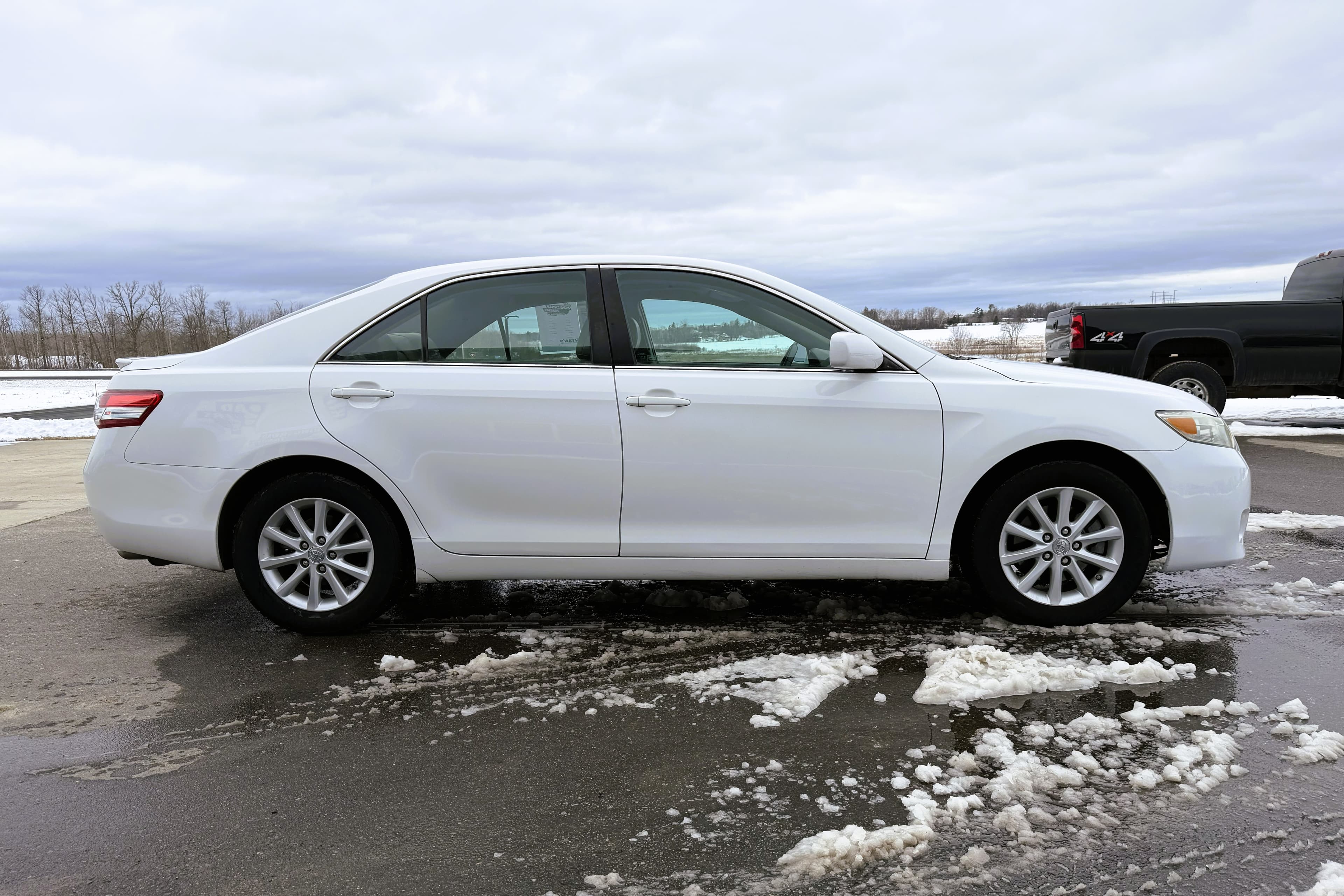 2011 Toyota Camry XLE view 8