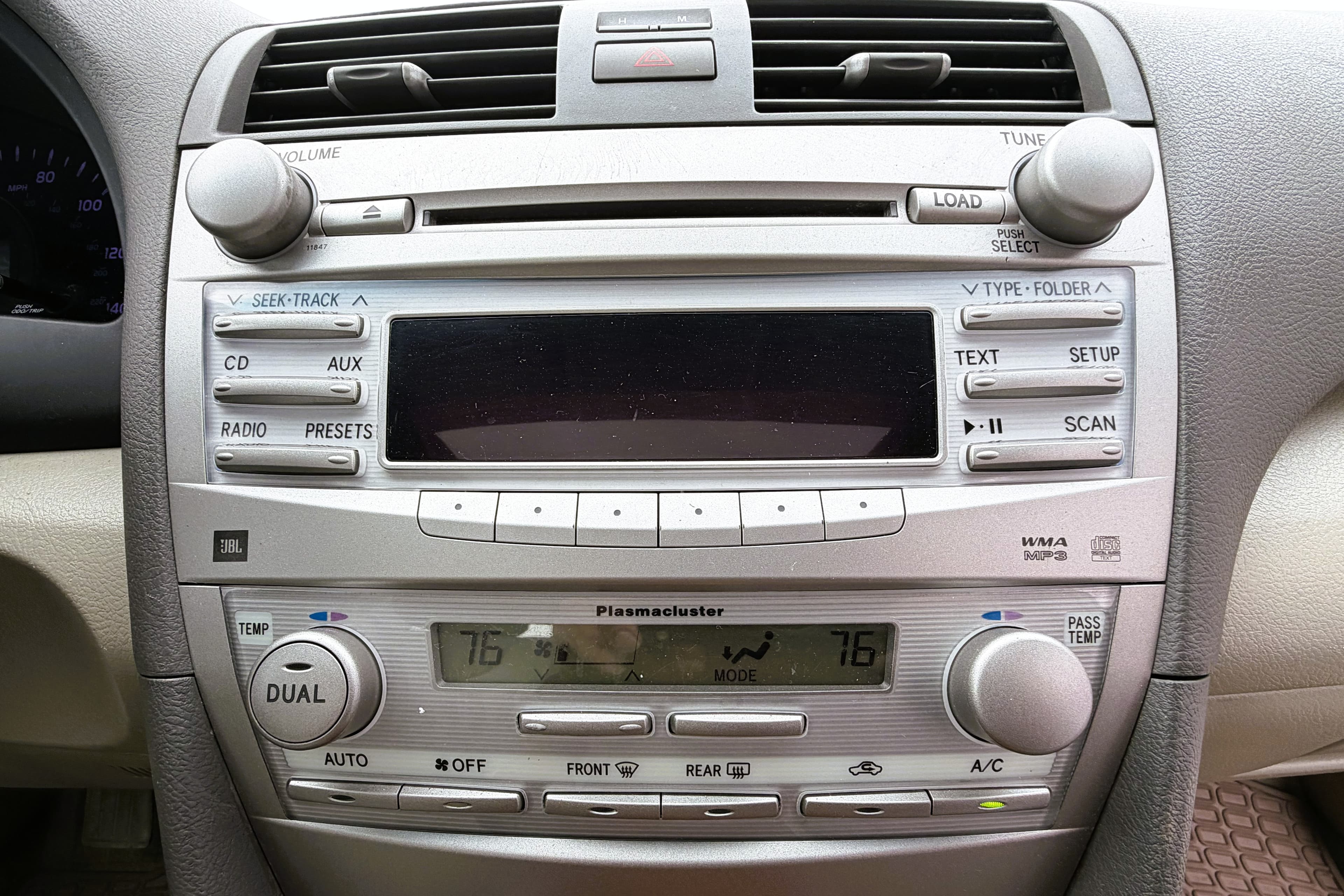 2011 Toyota Camry XLE view 16