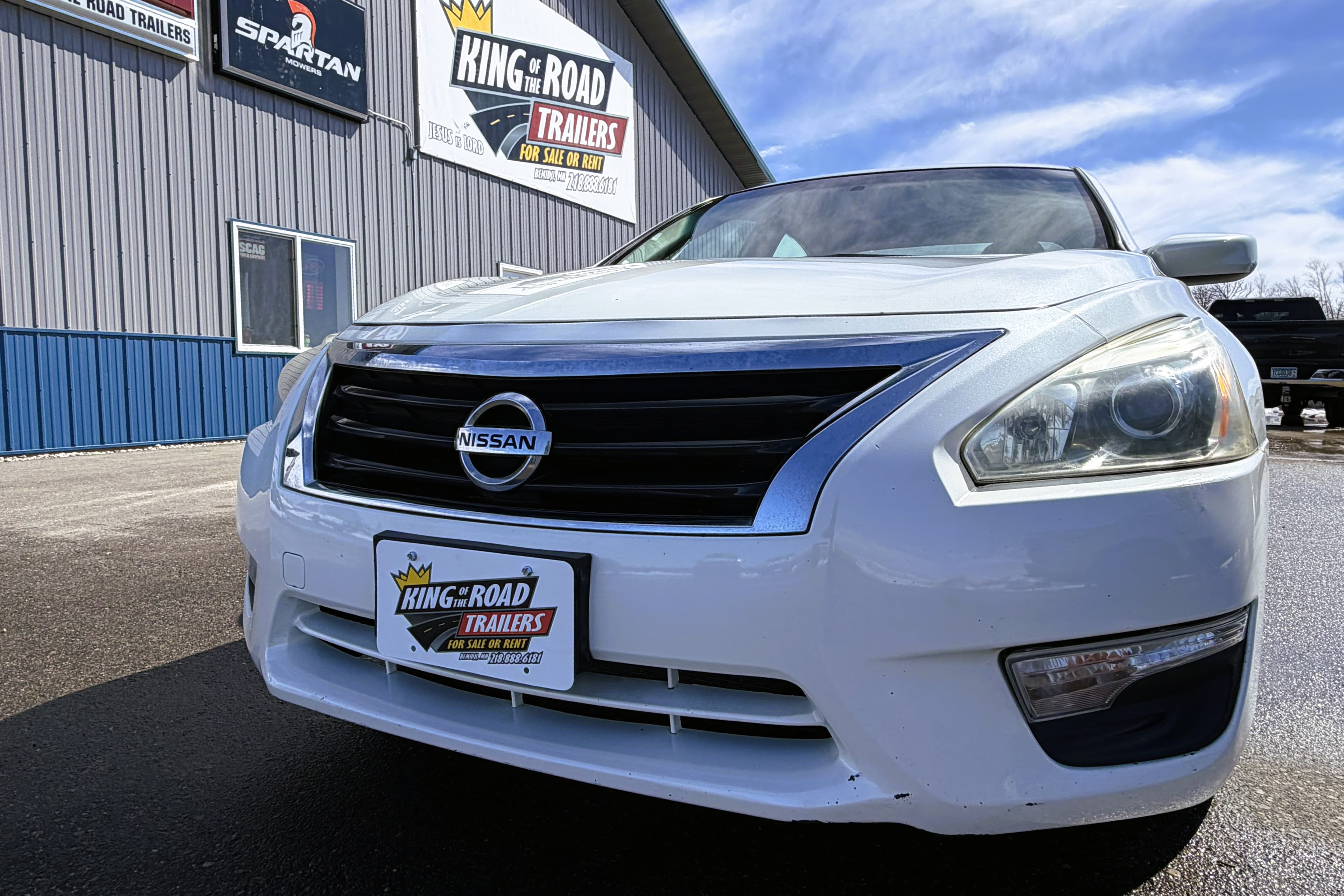 2015 Nissan Altima S view 9