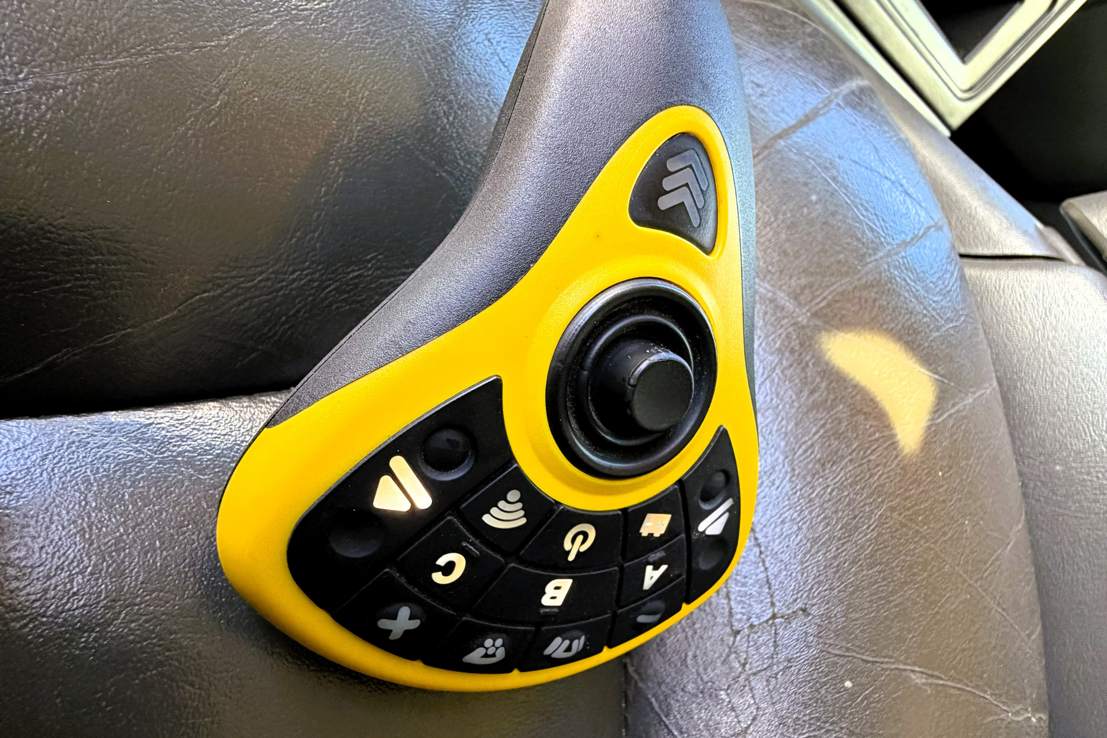 2004 Chevrolet Silverado 2500HD LT view 17