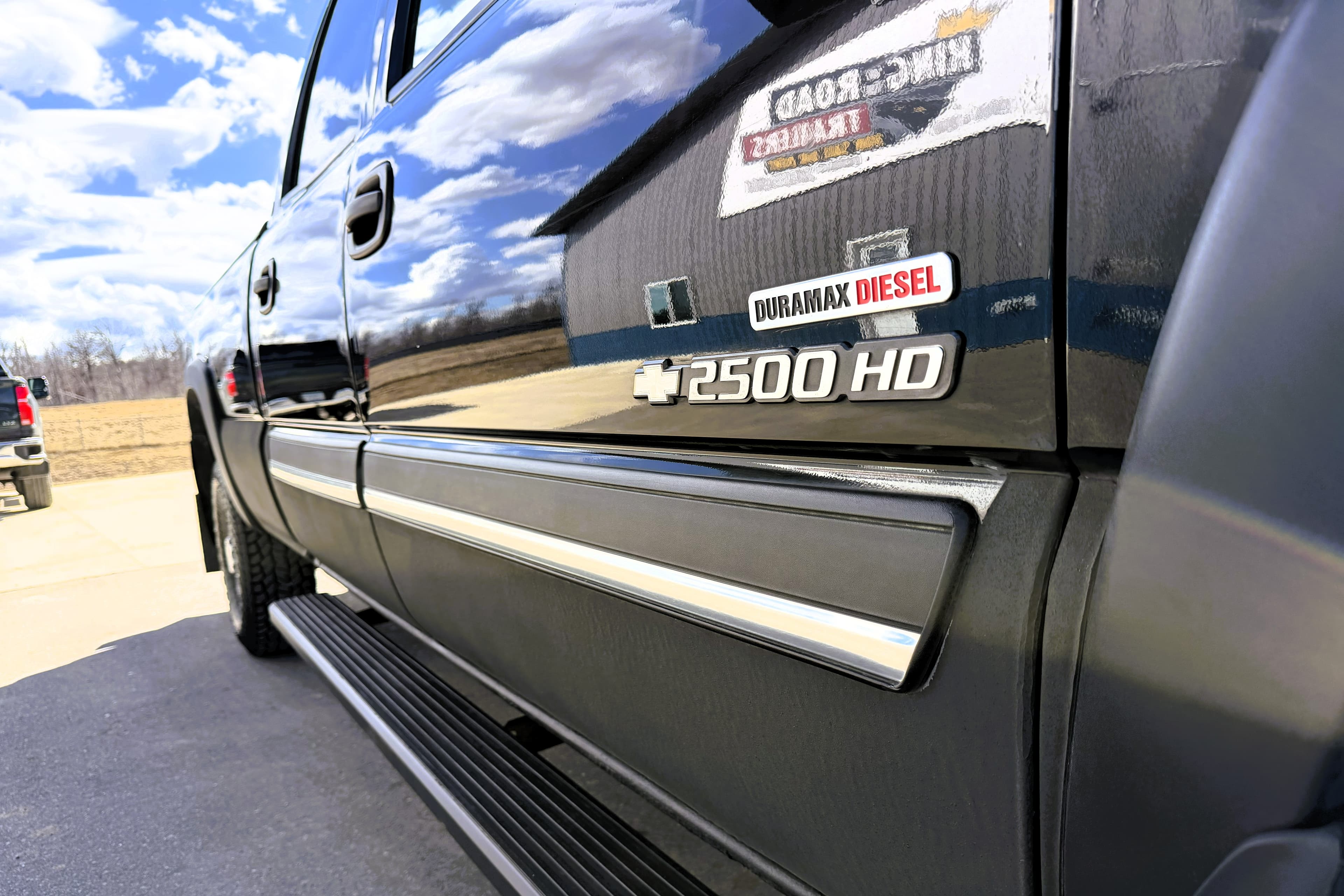 2004 Chevrolet Silverado 2500HD LT view 5