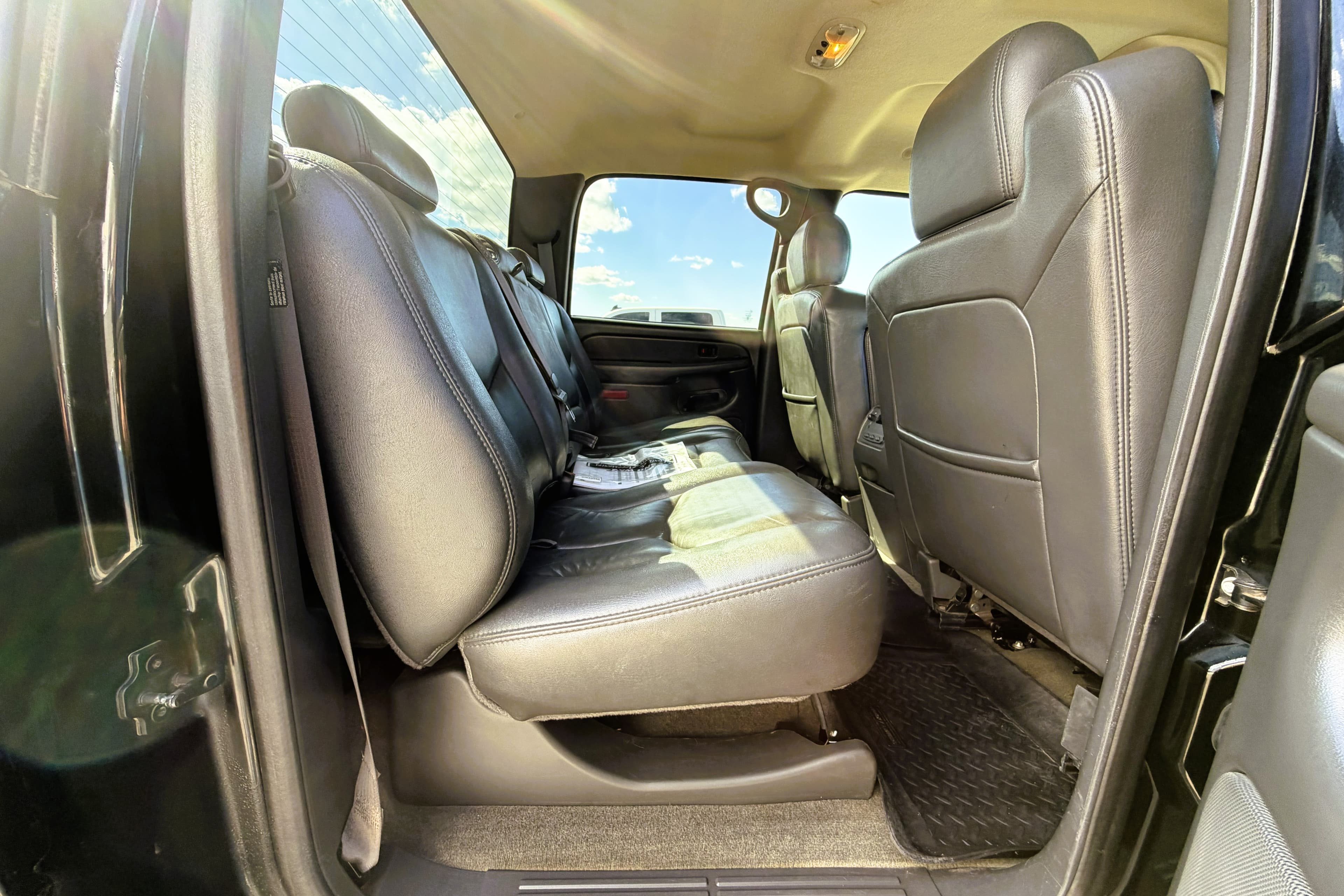 2004 Chevrolet Silverado 2500HD LT view 25