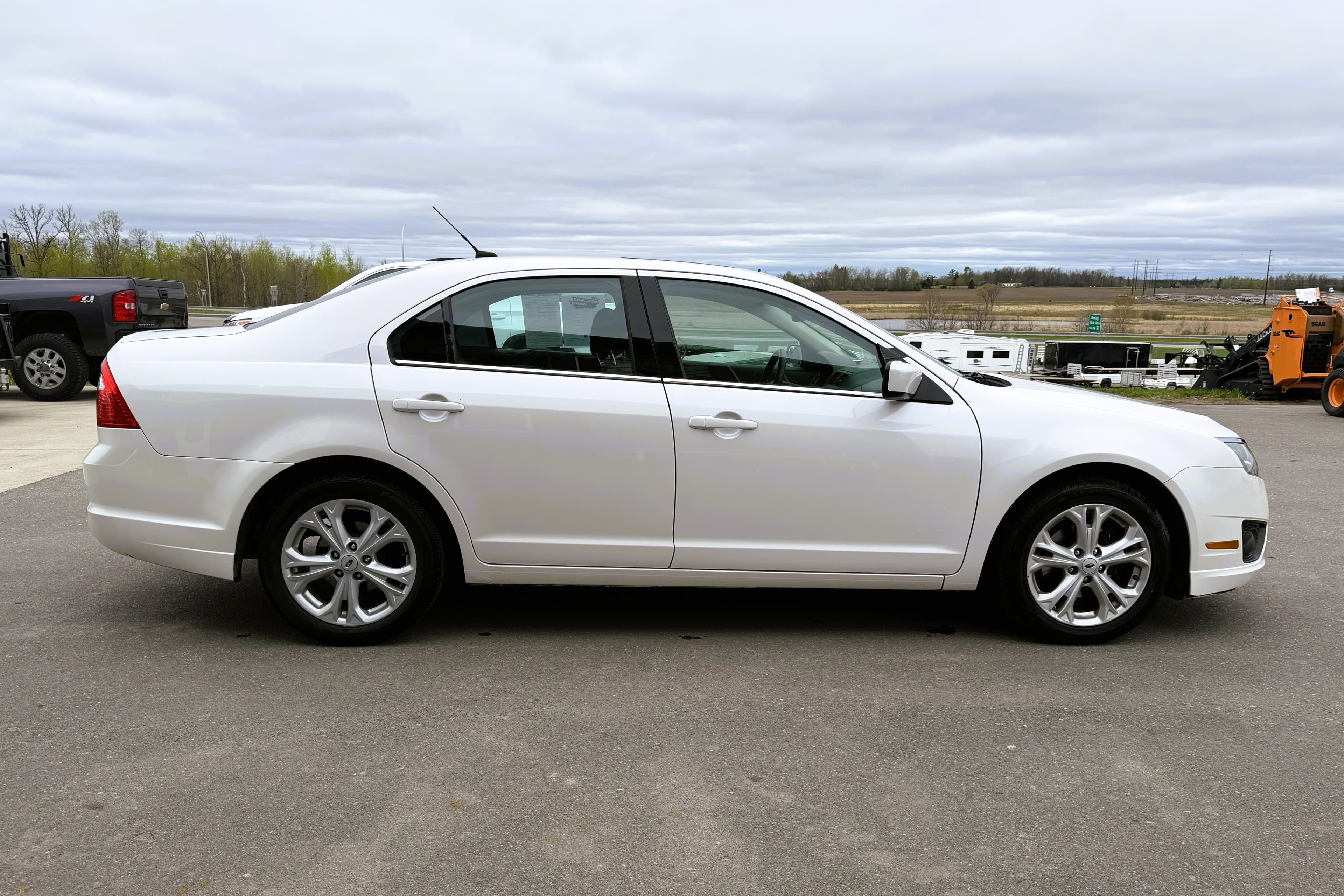 2012 Ford Fusion SE view 9