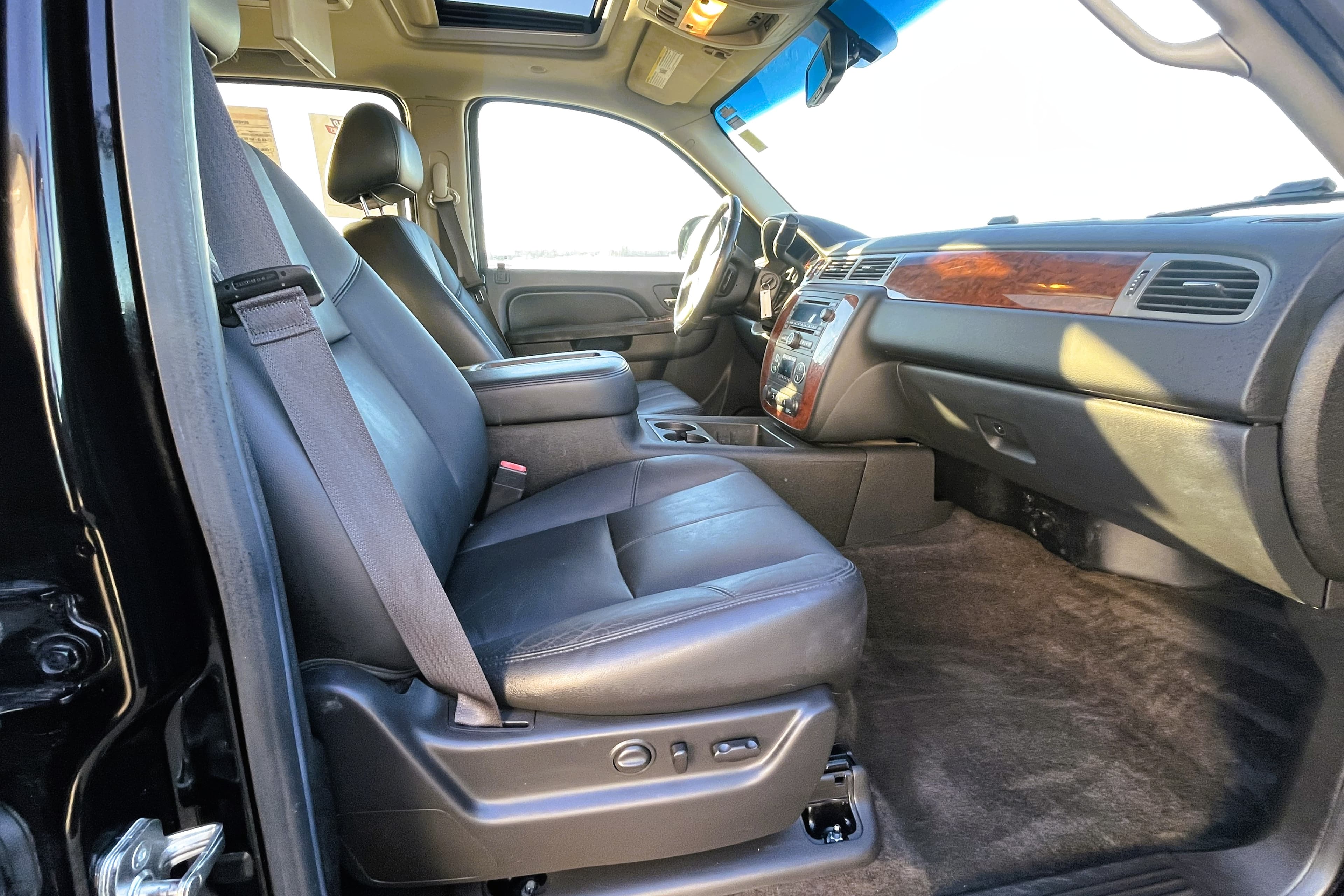 2014 Chevy Suburban view 19