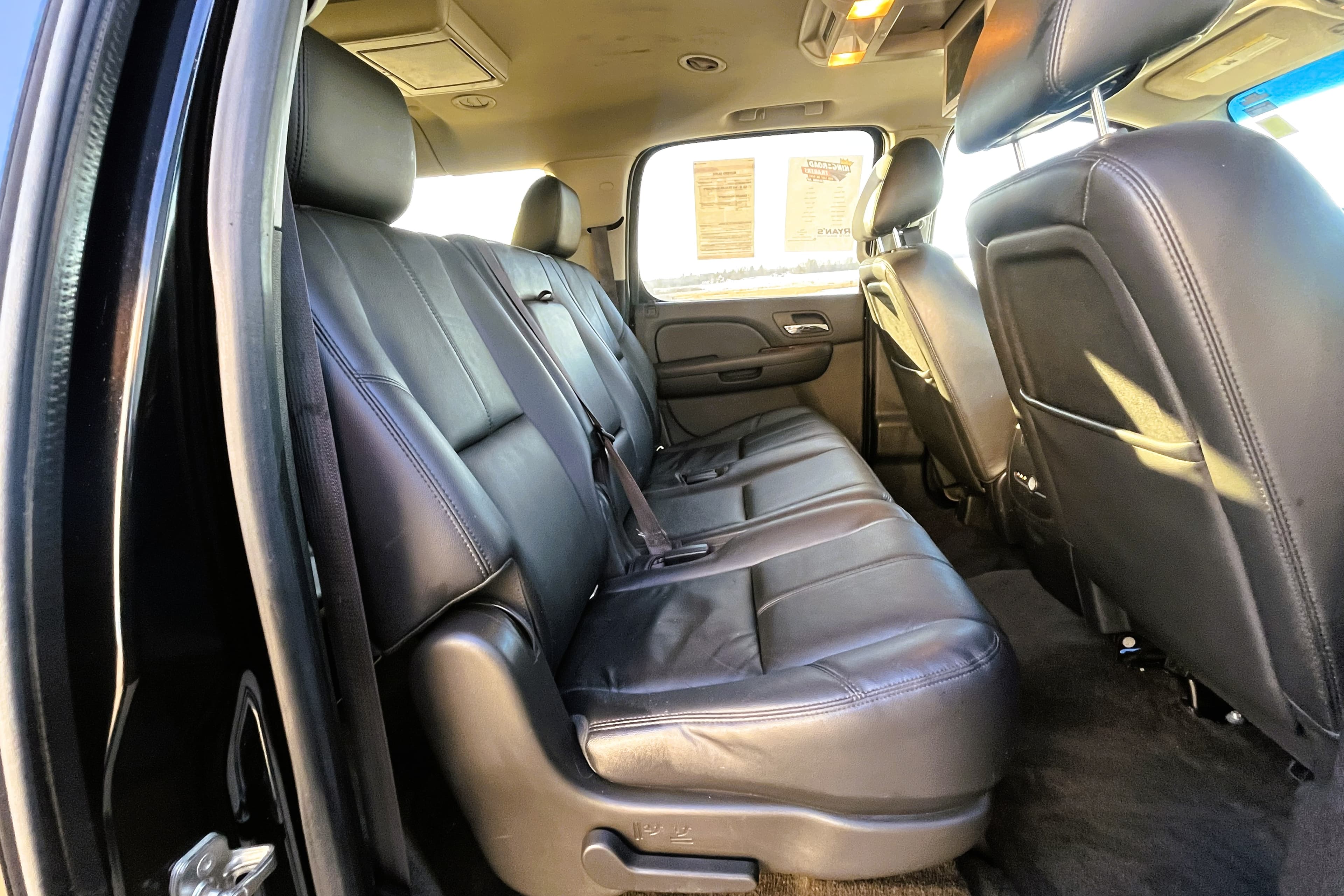 2014 Chevy Suburban view 18